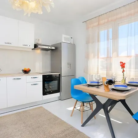 Apartman With A Parking Space - 17047