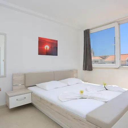 Apartman With A Parking Space - 17047