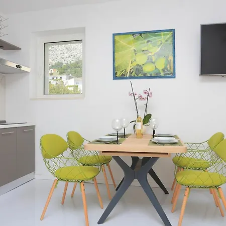 Apartman With A Parking Space - 17047